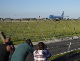 美国空军表示，上周在英国的三个基地附近发现了无人机