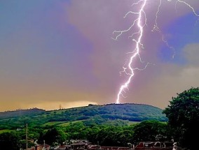 英国天气:英国气象局的长期预报称，“雷阵雨”可能会持续数周